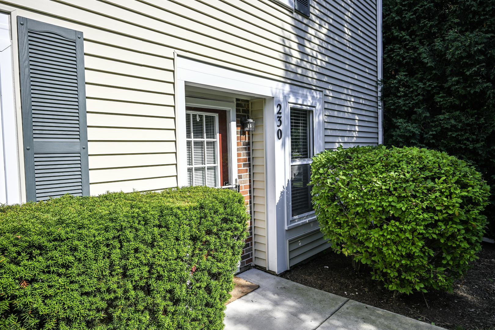 3rd image of 230 University Ln, Elk Grove Village, IL 60007 | MLS# 12702953
