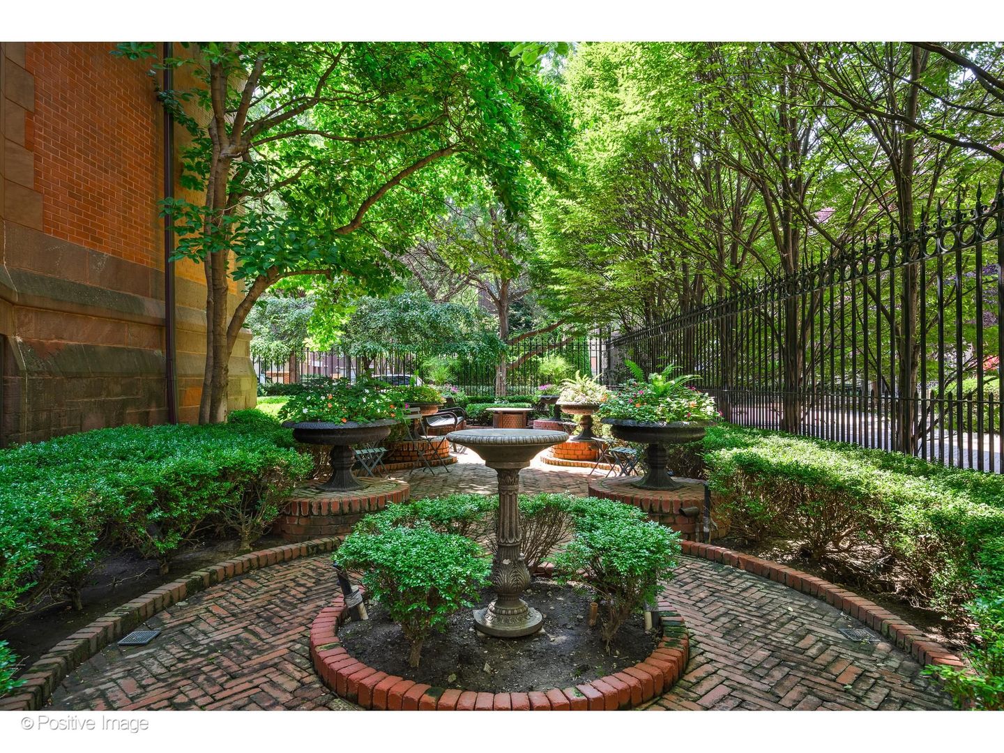 2nd image of 1919 S Prairie Ave, Chicago, IL 60616