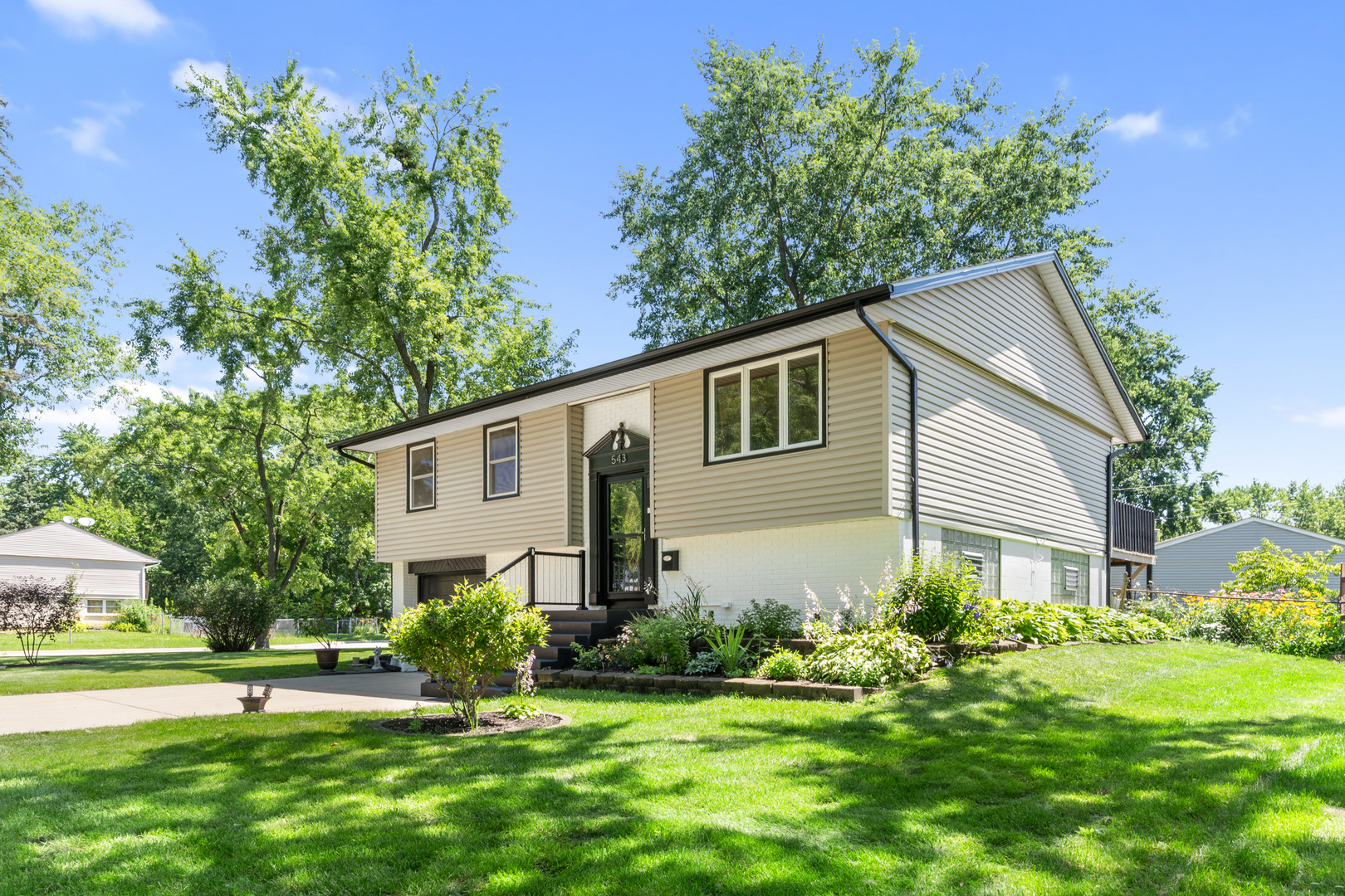 2nd image of 543 Ridge Cir, Streamwood, IL 60107 | MLS# 12703253