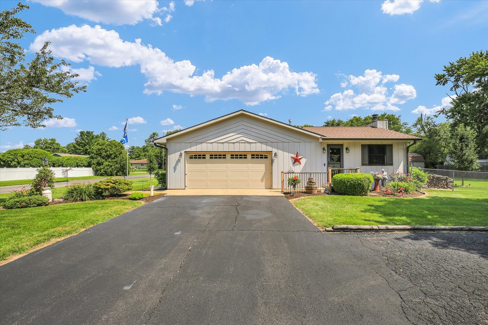 Homes for sale in Mahomet, IL | 102 Sharon Dr, Mahomet, IL 61853 | MLS# 12703352