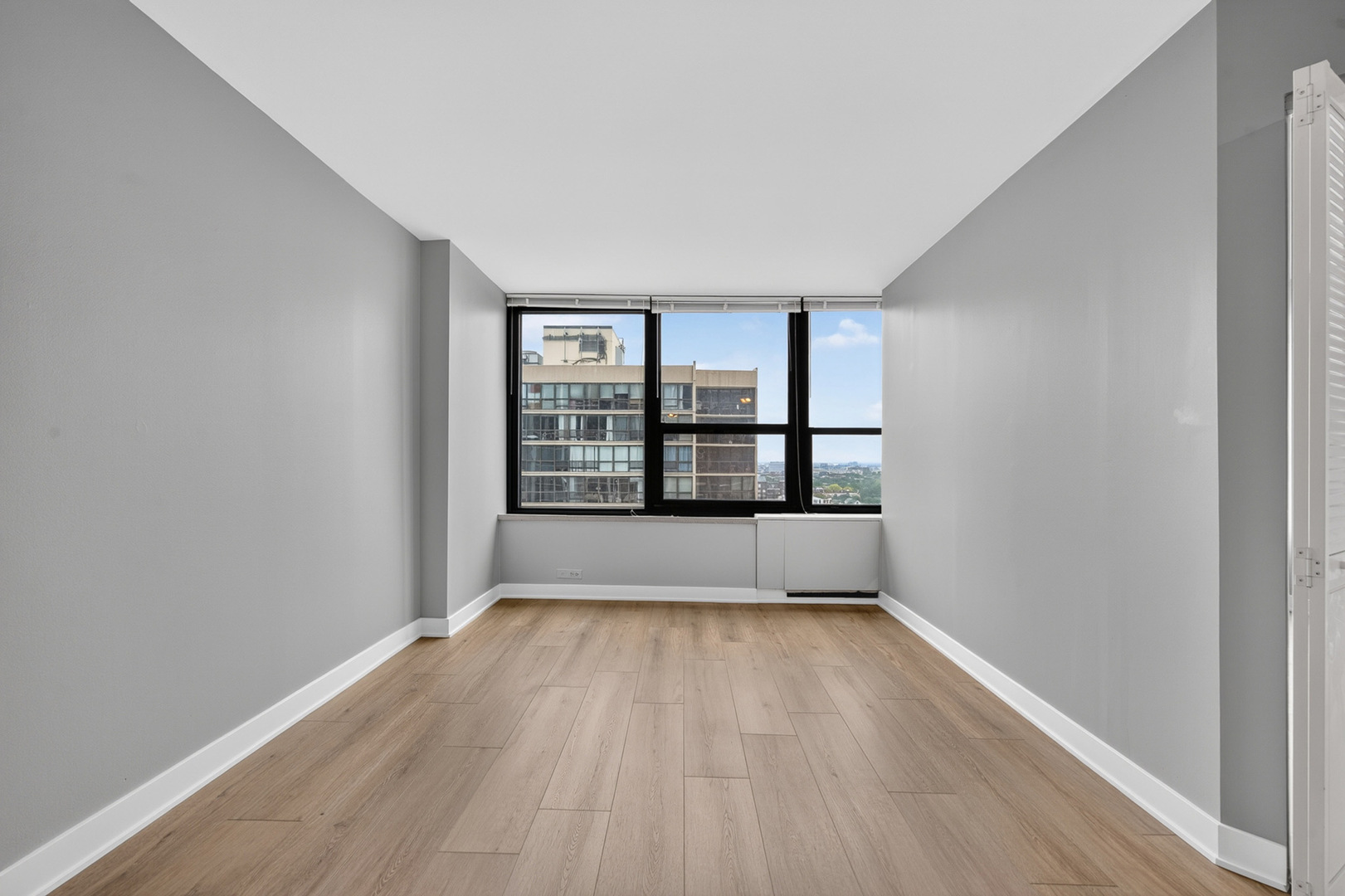 5th image of 1560 N Sandburg Ter #1905J, Chicago, IL 60610 | MLS# 12703523