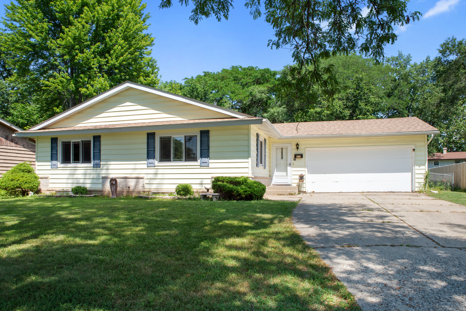 Homes for sale in Crystal Lake, IL | 873 Yorkshire Ln, Crystal Lake, IL 60014 | MLS# 12704277