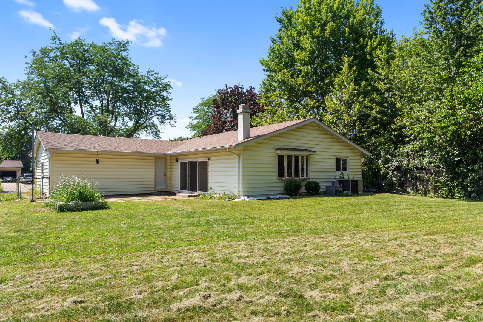 Homes for sale in Crystal Lake, IL | 873 Yorkshire Ln, Crystal Lake, IL 60014 | MLS# 12704277