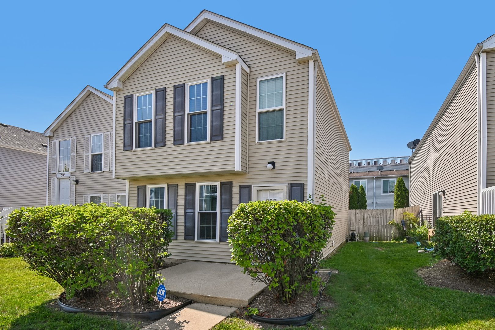 3rd image of 807 Serendipity Dr, Aurora, IL 60504
