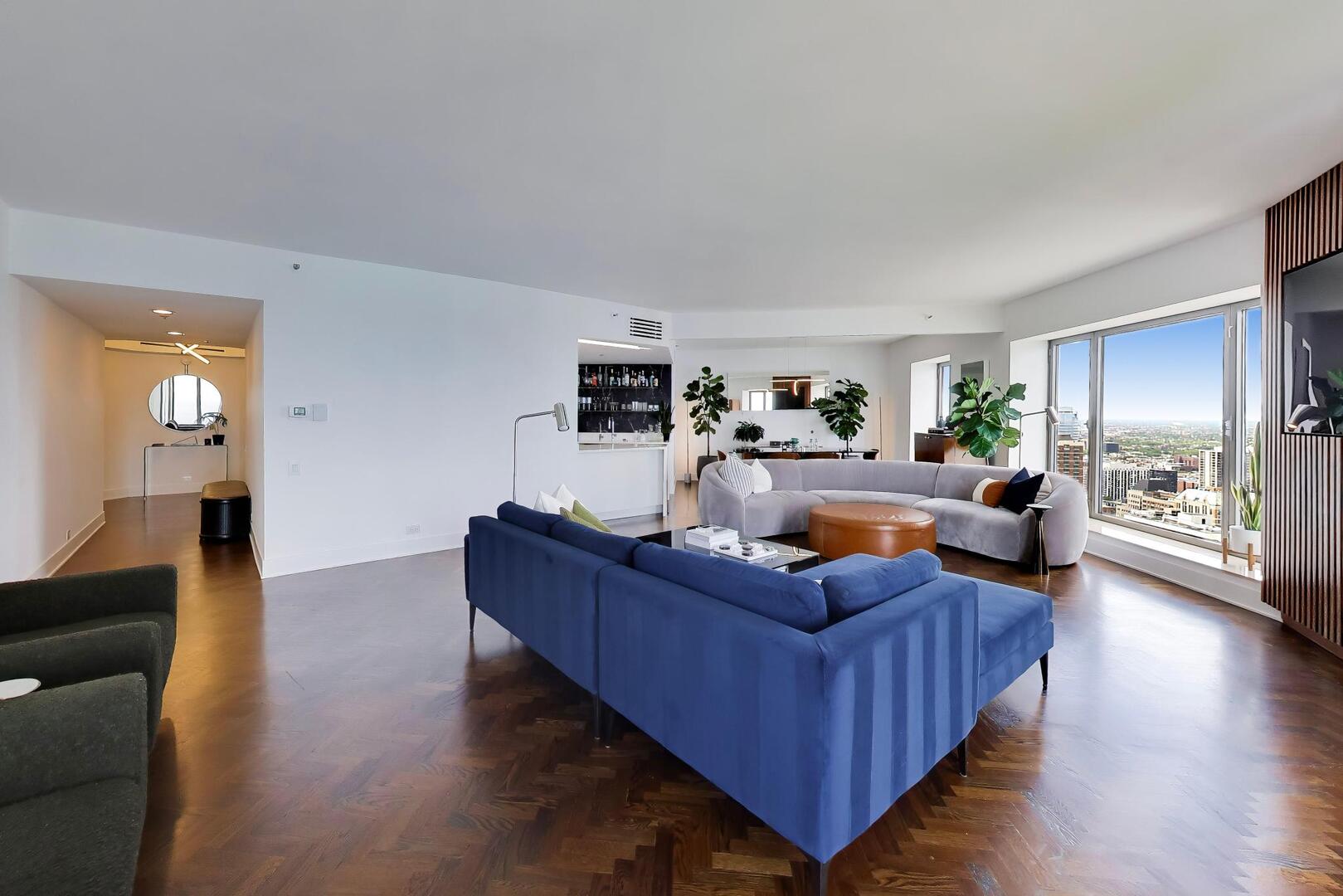 5th image of 950 N Michigan Ave, Chicago, IL 60611