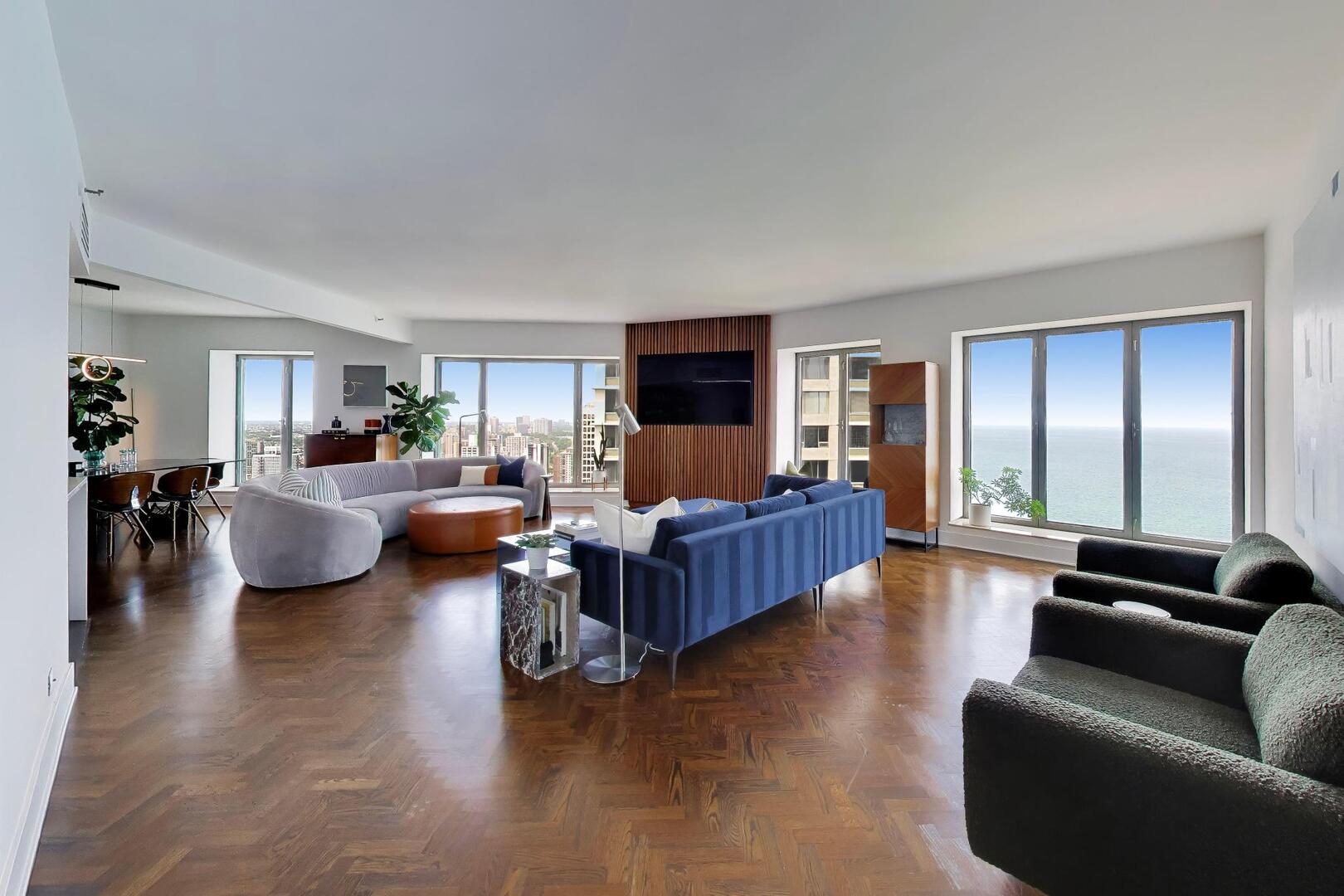 2nd image of 950 N Michigan Ave, Chicago, IL 60611