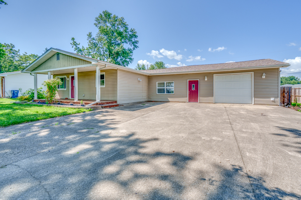 Homes for sale in Mt Vernon, IL | 1104 Airport Rd, Mt Vernon, IL 62864 | MLS# 12705007