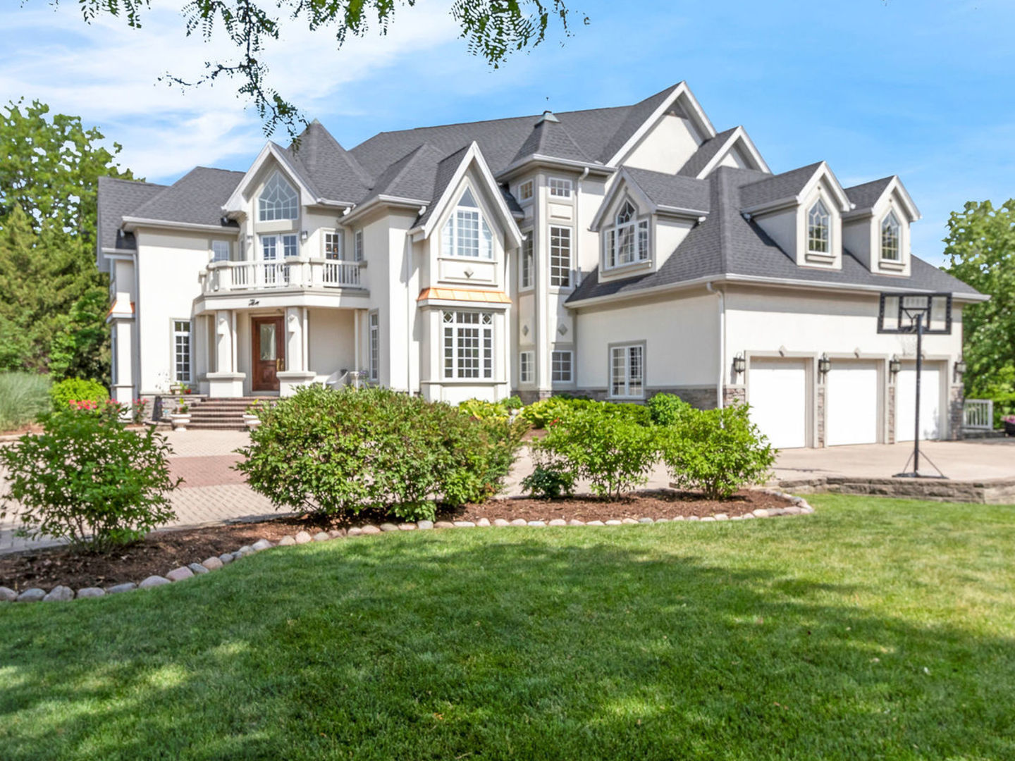 Homes for sale in Burr Ridge, IL | 10 Clubside Ct, Burr Ridge, IL 60527 | MLS# 12705275