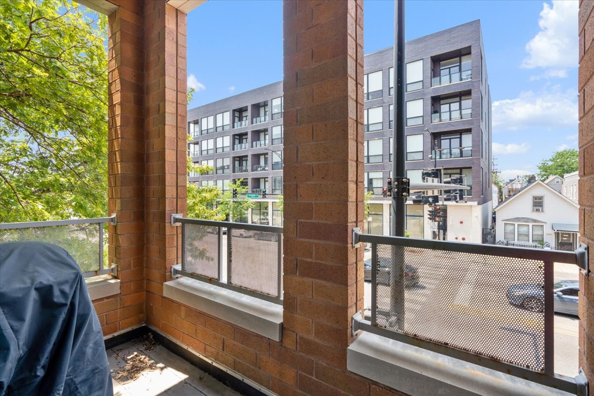 Homes for sale in Chicago, IL | 1717 N Western Avenue, Chicago, IL 60647 | Houzeo