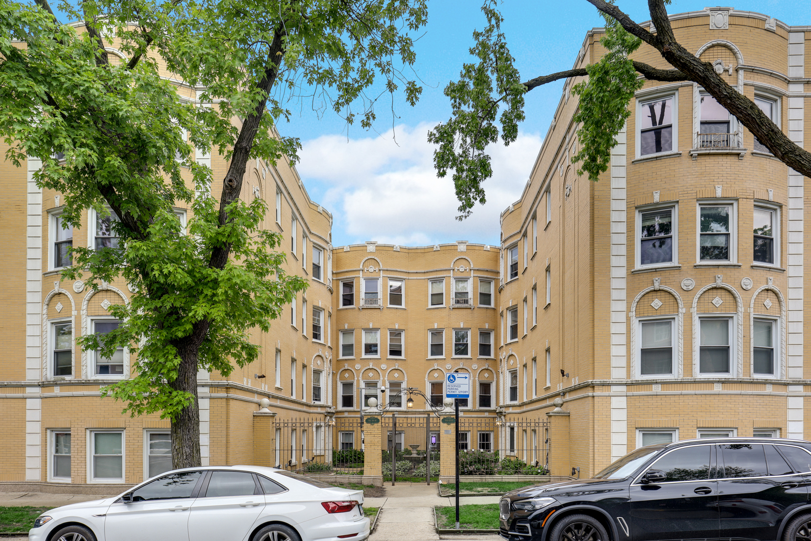 Homes for sale in Chicago, IL | 7401 N Hoyne Ave #3, Chicago, IL 60645 | MLS# 12705354