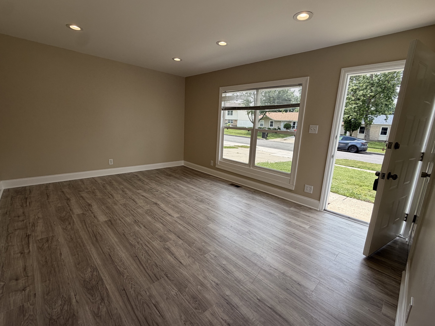 3rd image of 606 Pleasant Pl, Streamwood, IL 60107 | MLS# 12705365