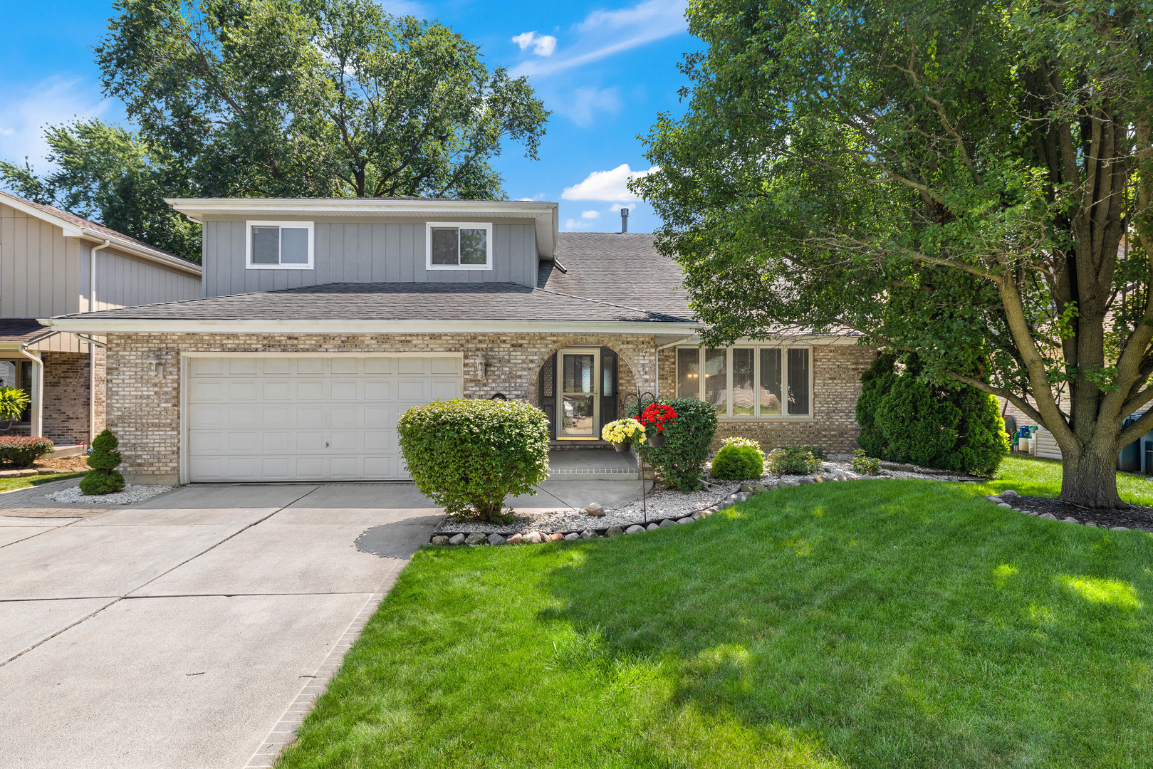 Homes for sale in Midlothian, IL | 4925 144th St, Midlothian, IL 60445 | MLS# 12705410