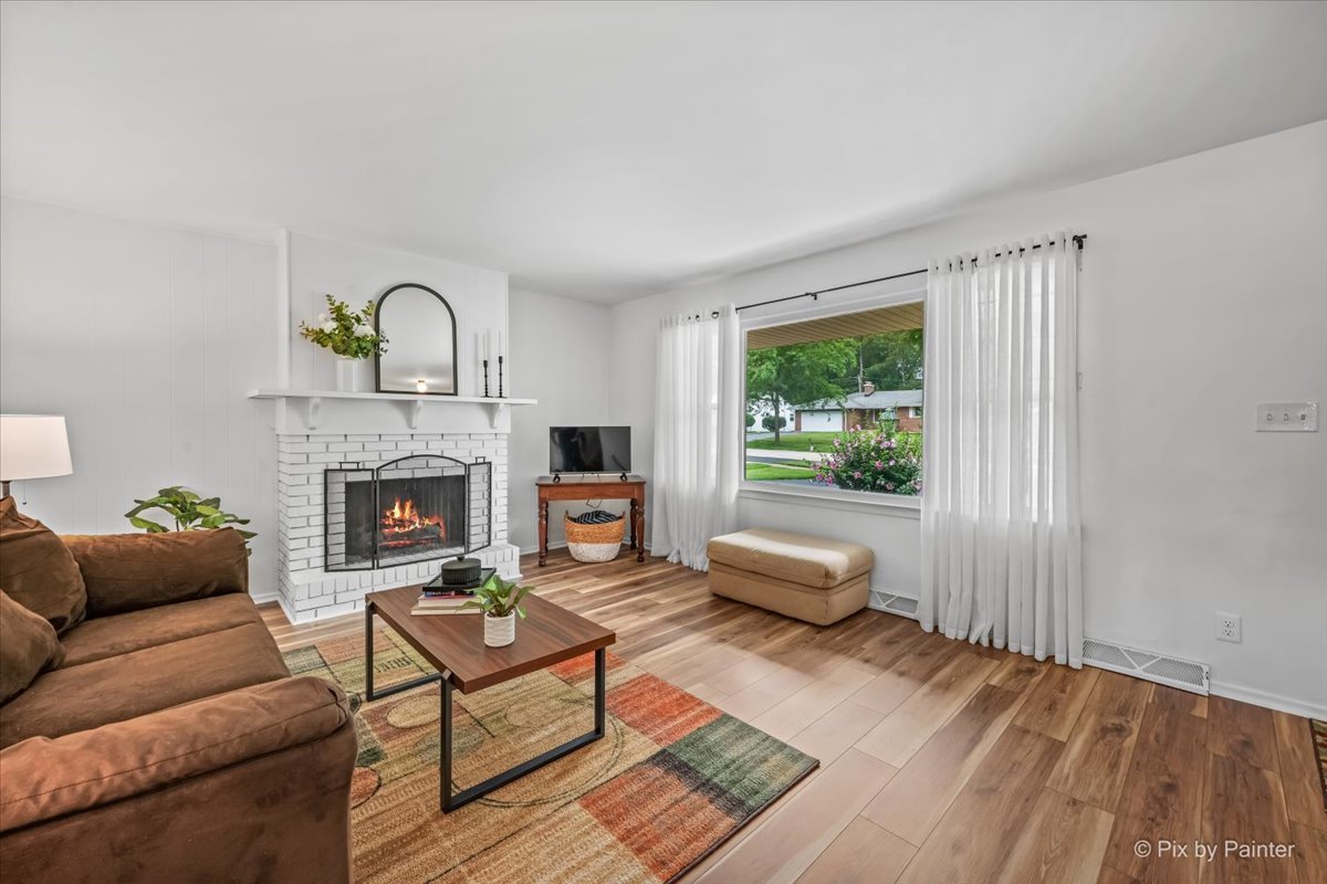 image of 189 Evergreen Pkwy, Crystal Lake, IL 60014 | MLS# 12705459