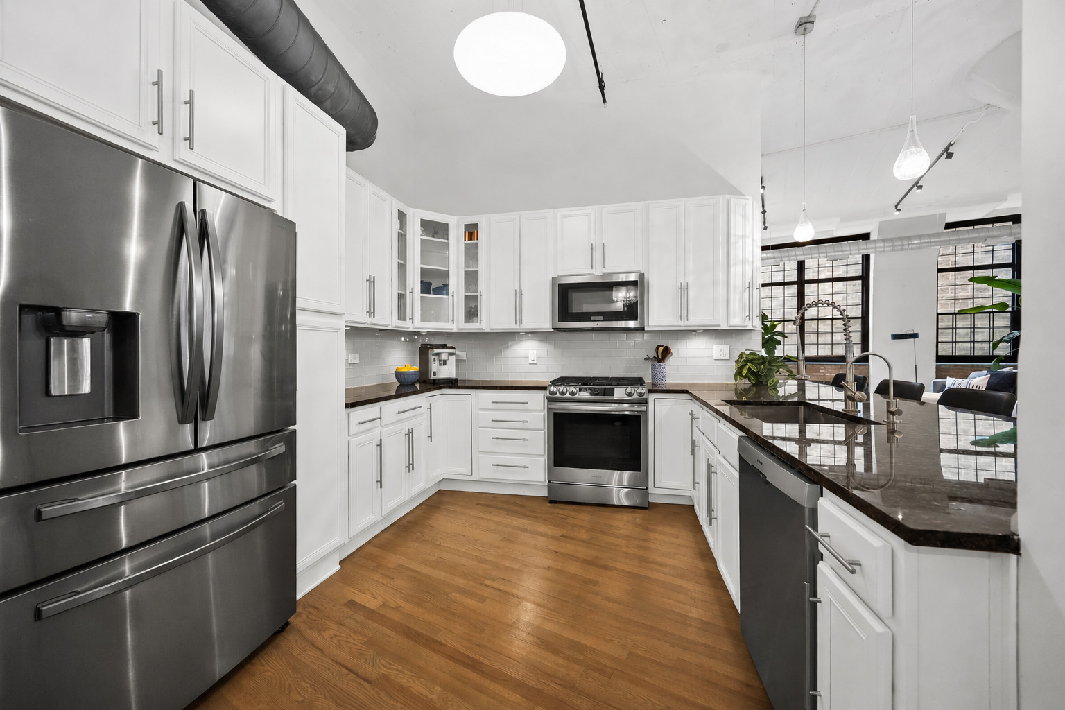 3rd image of 17 N Loomis St, Chicago, IL 60607