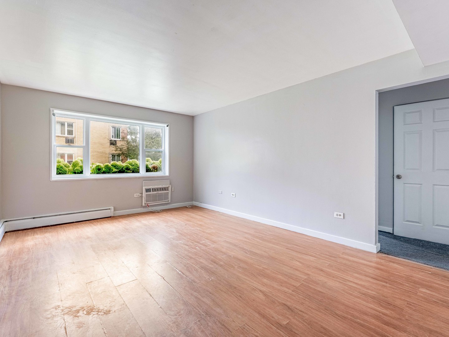3rd image of 2123 Howard St, Evanston, IL 60202