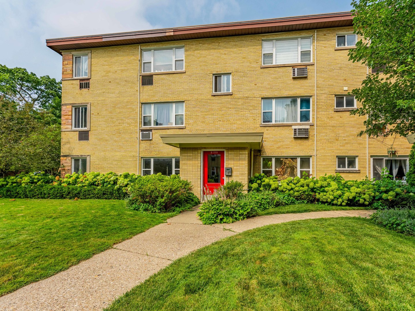 2nd image of 2123 Howard St, Evanston, IL 60202