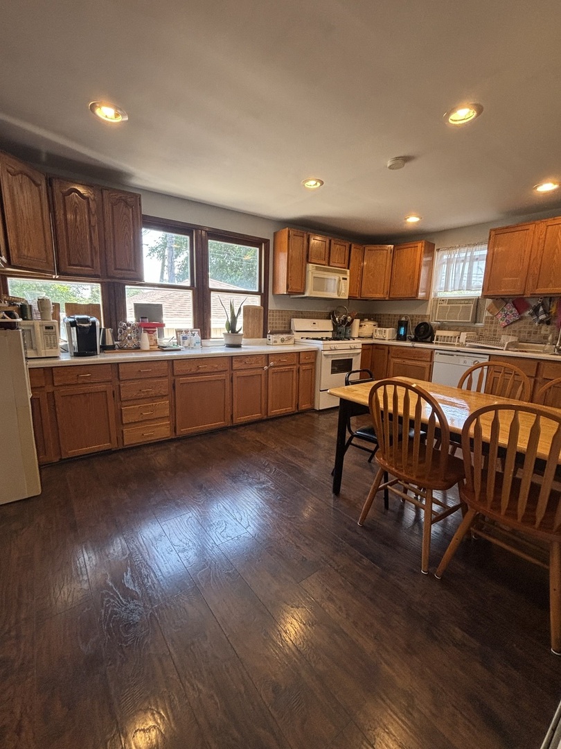3rd image of 4825 W Jarlath St, Lincolnwood, IL 60712 | MLS# 12705809