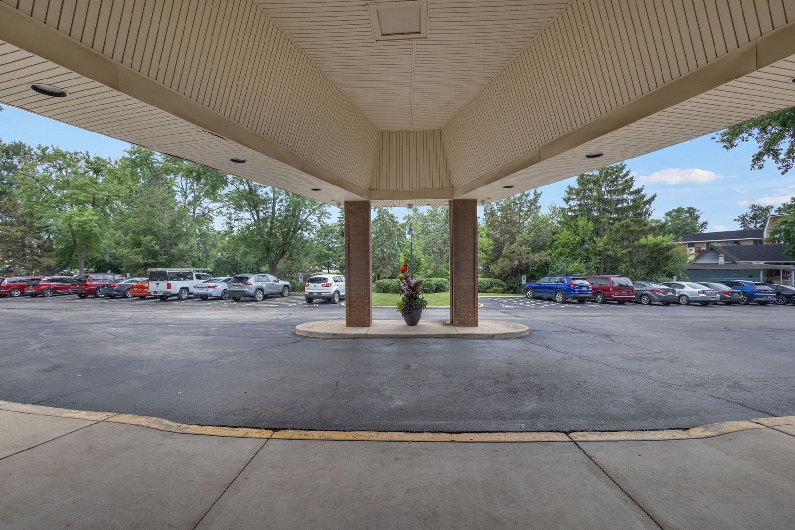 3rd image of 1198 Royal Glen Dr #221, Glen Ellyn, IL 60137 | MLS# 12705922