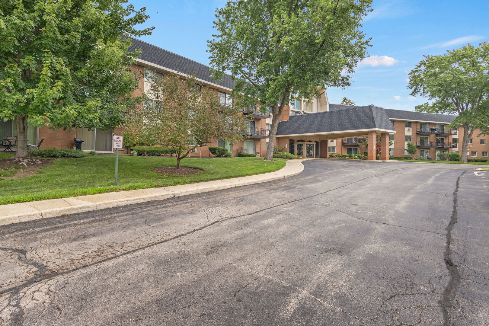 2nd image of 1198 Royal Glen Dr #221, Glen Ellyn, IL 60137 | MLS# 12705922