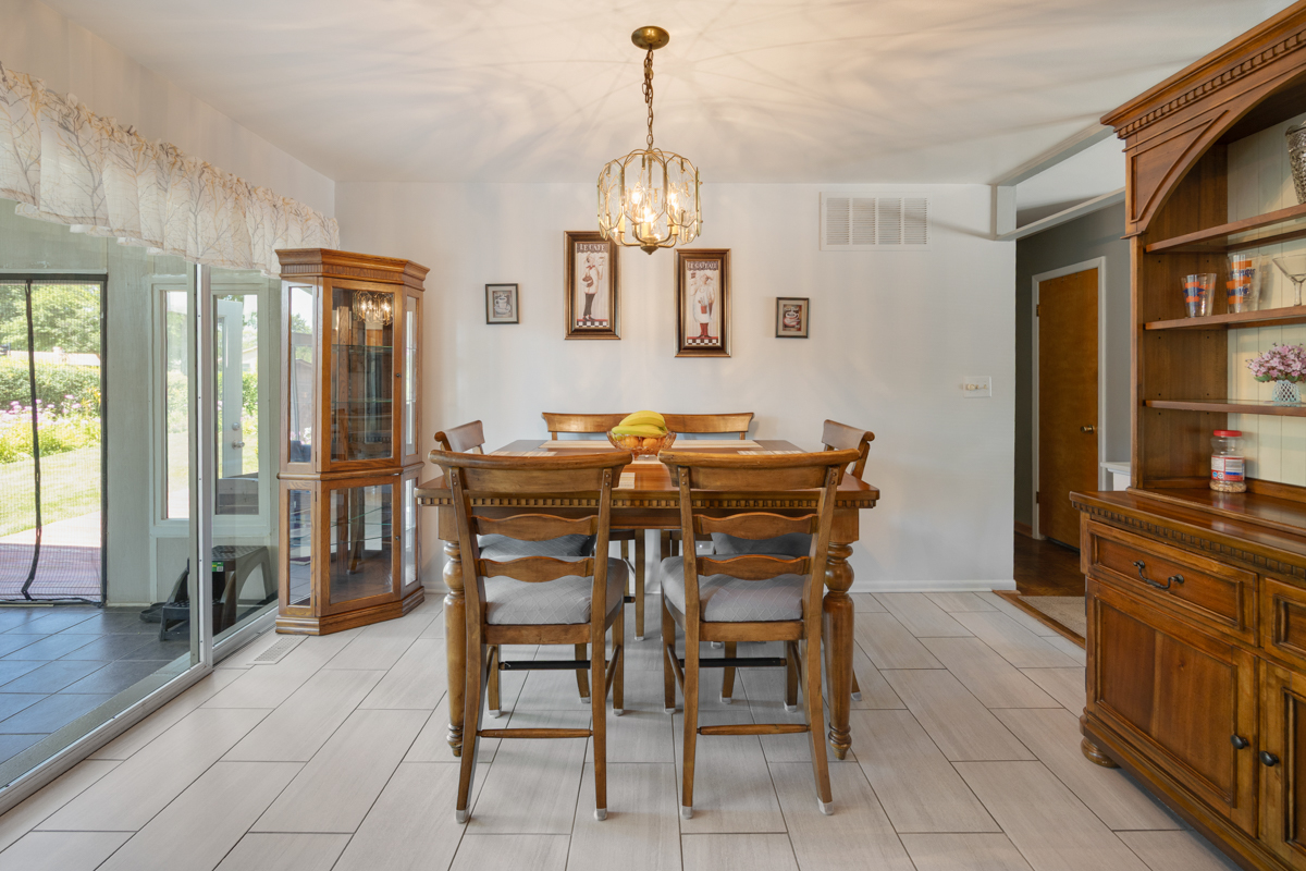 5th image of 100 Woodcrest Ln, Elk Grove Village, IL 60007 | MLS# 12705943