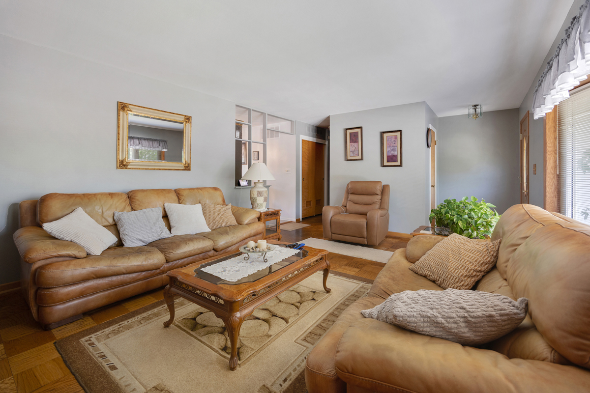 3rd image of 100 Woodcrest Ln, Elk Grove Village, IL 60007 | MLS# 12705943