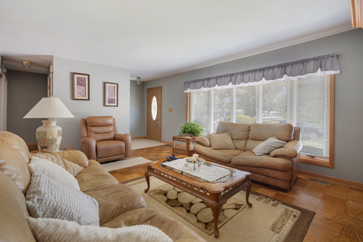 4th image of 100 Woodcrest Ln, Elk Grove Village, IL 60007 | MLS# 12705943