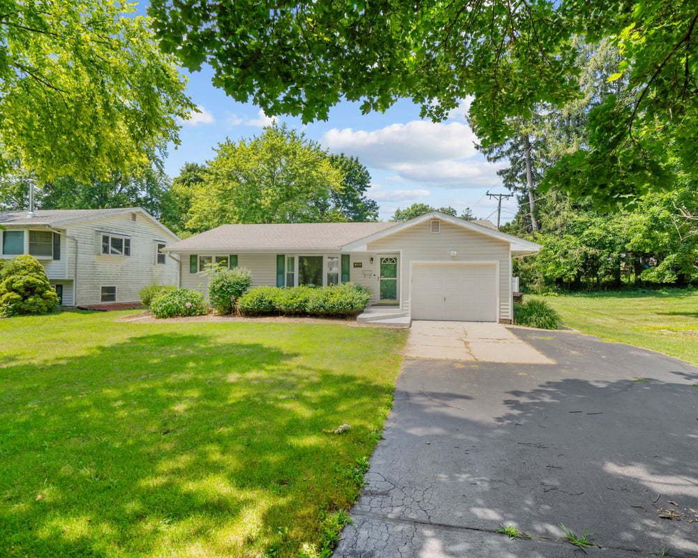 Homes for sale in Freeport, IL | 1546 Meadowbrook Ln, Freeport, IL 61032 | MLS# 12705947