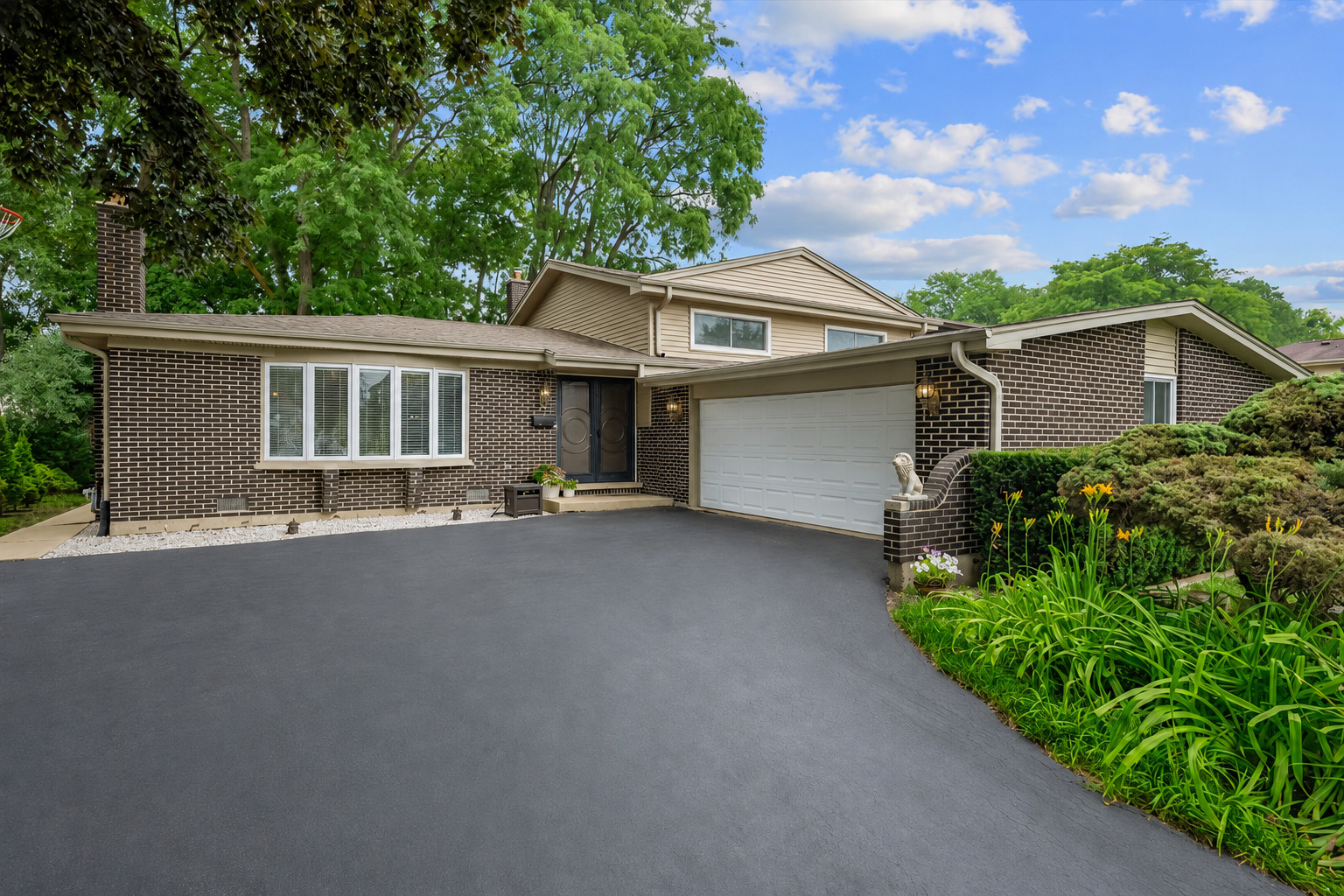 1st image of 2631 N Stuart Dr, Arlington Heights, IL 60004 | MLS# 12705971