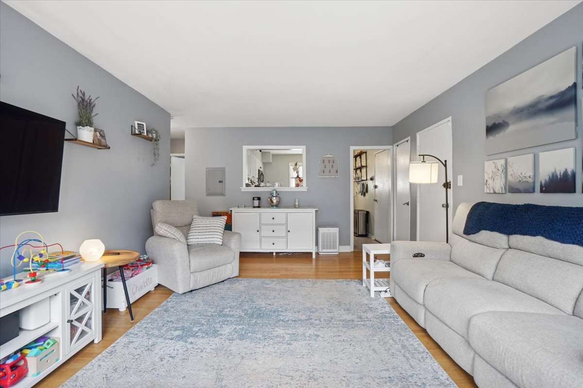 3rd image of 547 Sheridan Rd, Evanston, IL 60202