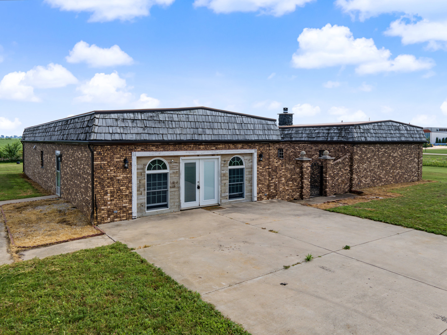 Homes for sale in Bloomington, IL | 3301 Ireland Grove Rd, Bloomington, IL 61704 | MLS# 12706118