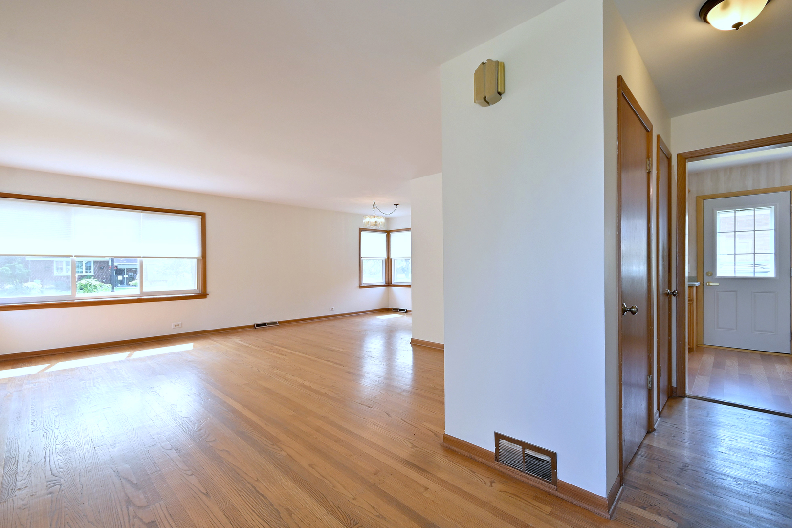 3rd image of 1032 Daniel Dr, Bensenville, IL 60106 | MLS# 12706132