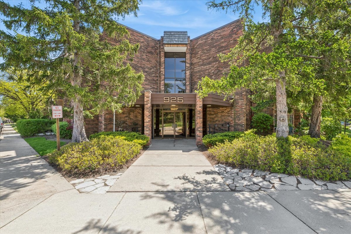 Homes for sale in Northbrook, IL | 925 Spring Hill Dr #102, Northbrook, IL 60062 | MLS# 12706175