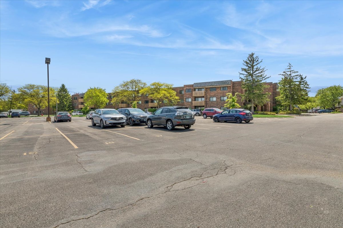 Homes for sale in Northbrook, IL | 925 Spring Hill Drive, Northbrook, IL 60062 | Houzeo