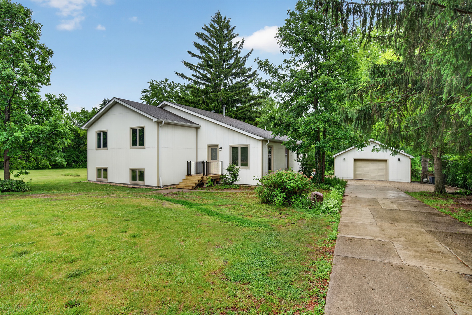Homes for sale in West Chicago, IL | 33 Valewood Rd, West Chicago, IL 60185 | MLS# 12706228