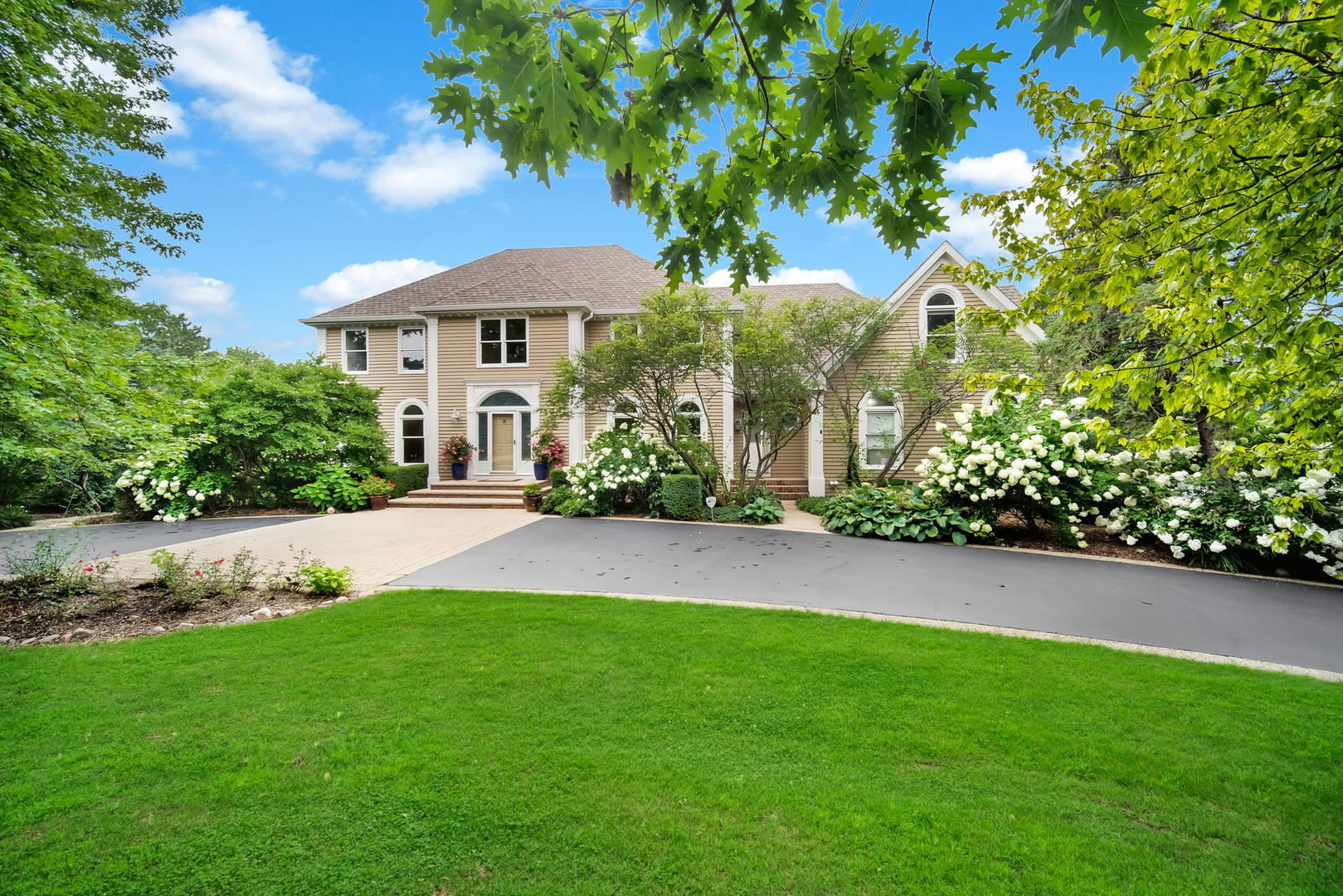 1st image of 8 Lakeside Dr, South Barrington, IL 60010 | MLS# 12706322