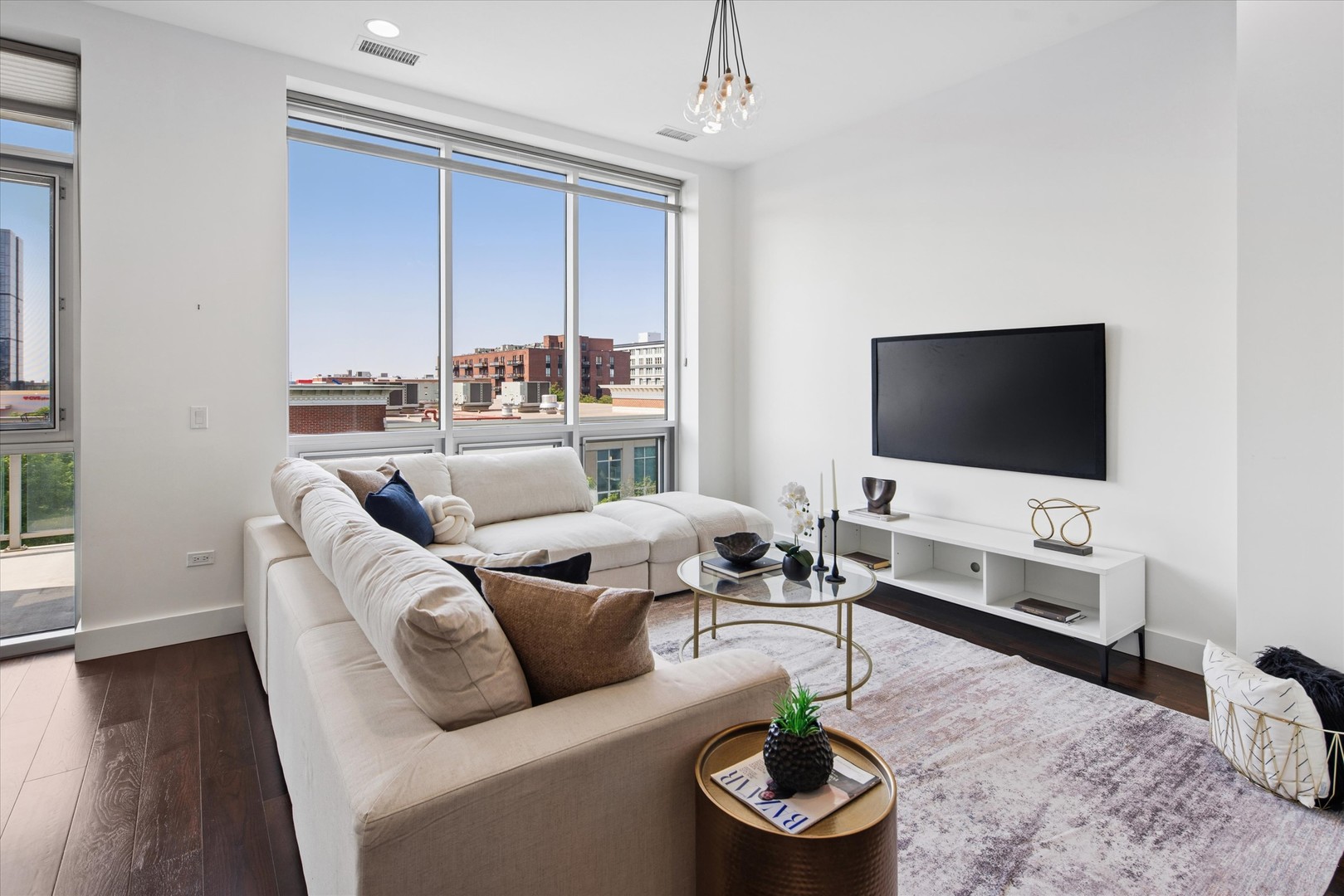 3rd image of 1124 W Adams St, Chicago, IL 60607