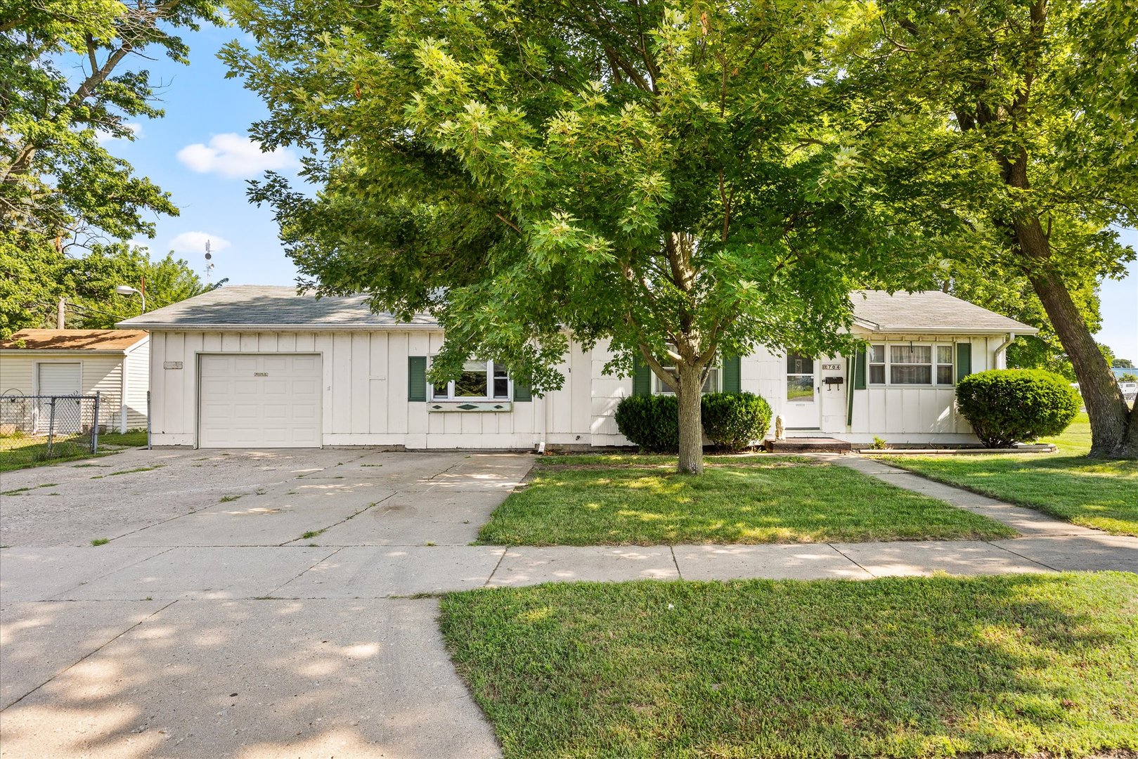 Homes for sale in Streator, IL | 704 E 4th St, Streator, IL 61364 | MLS# 12706959