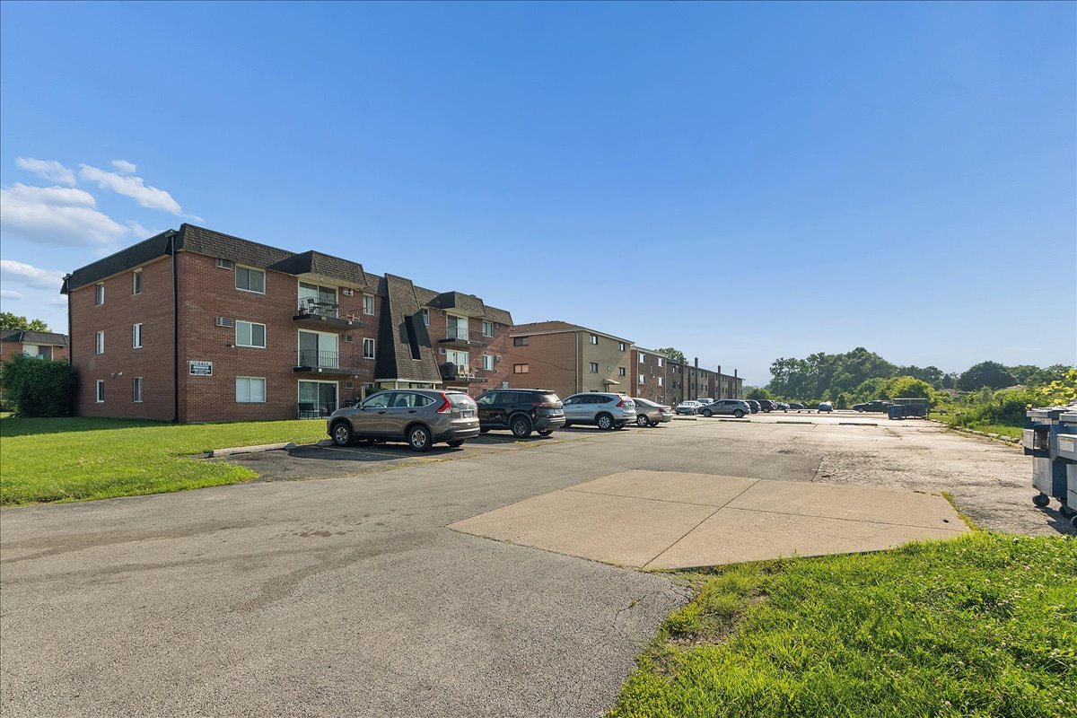 2nd image of 12850 Crestbrook Ct, Crestwood, IL 60418