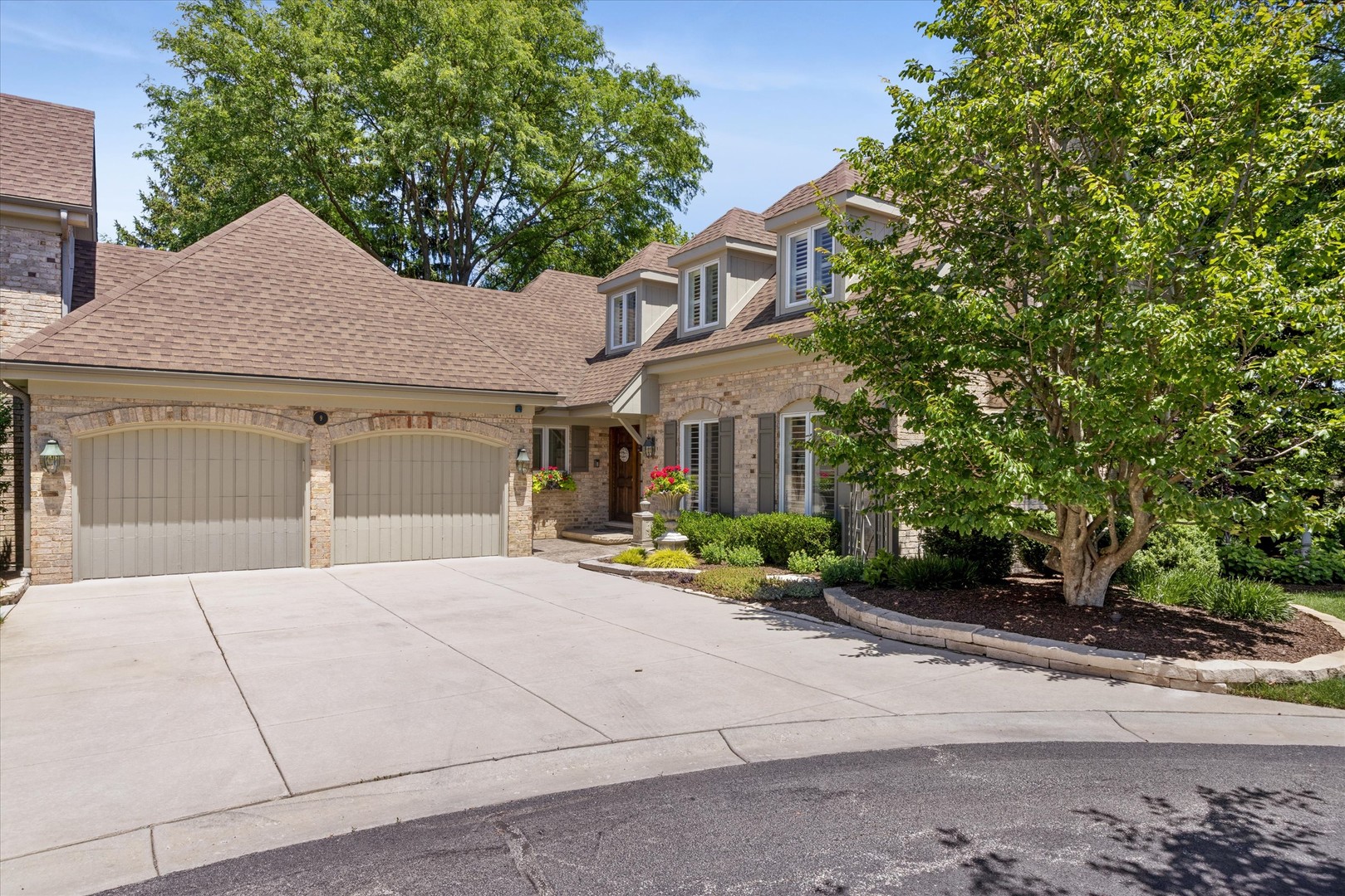 Homes for sale in Burr Ridge, IL | 9 Tartan Rd, Burr Ridge, IL 60527 | MLS# 12707081