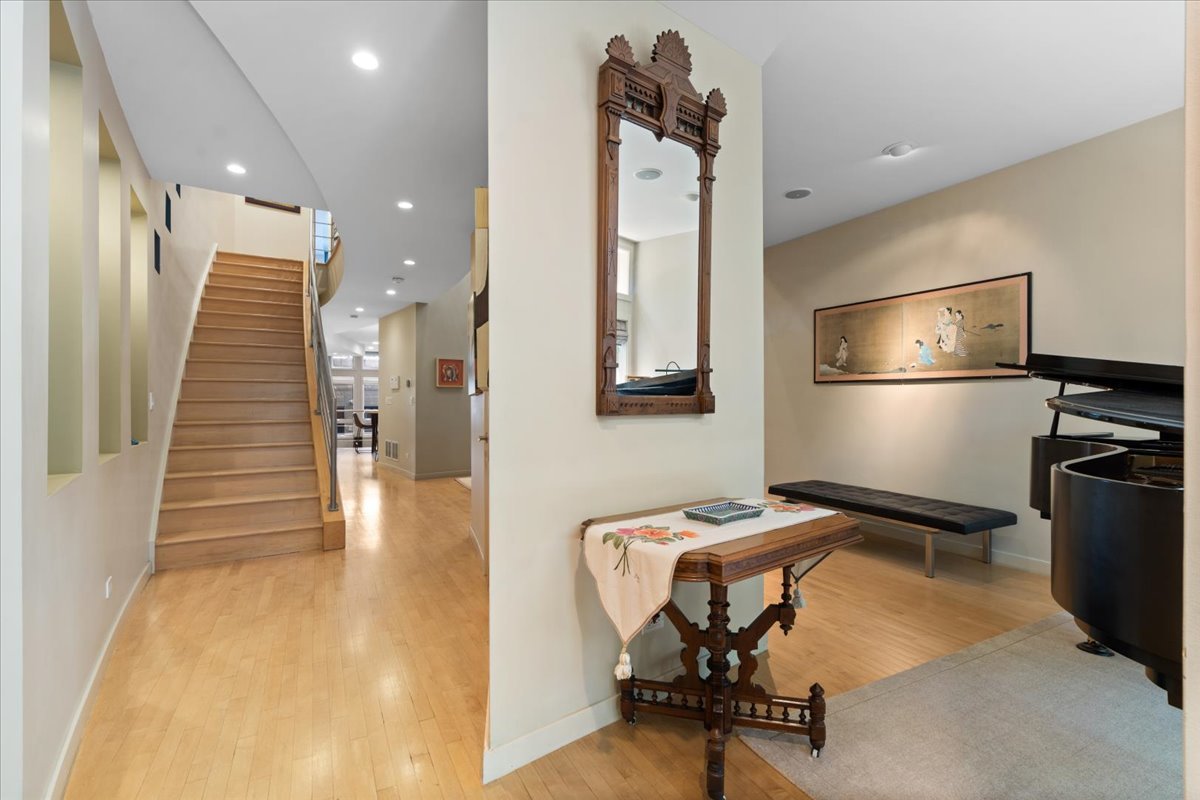 4th image of 930 W Wolfram St, Chicago, IL 60657 | MLS# 12707136