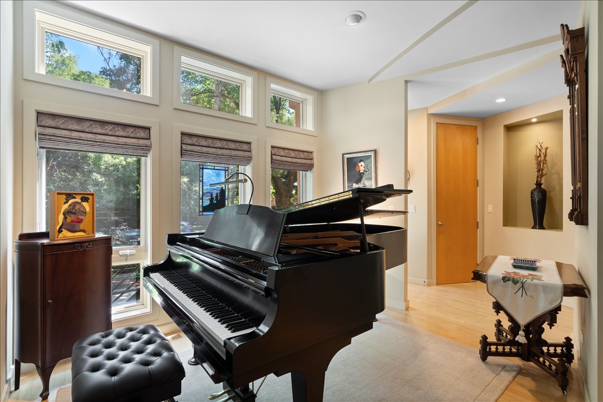 5th image of 930 W Wolfram St, Chicago, IL 60657 | MLS# 12707136