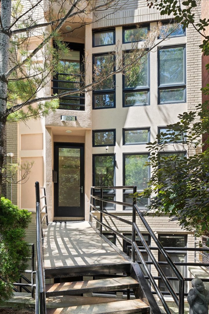 3rd image of 930 W Wolfram St, Chicago, IL 60657 | MLS# 12707136