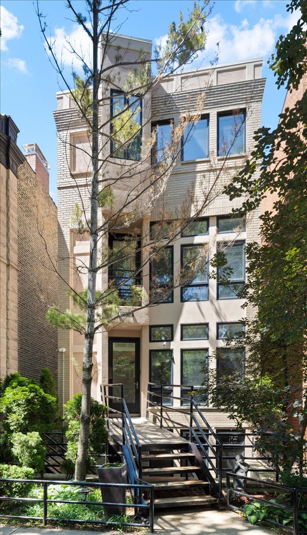 2nd image of 930 W Wolfram St, Chicago, IL 60657 | MLS# 12707136