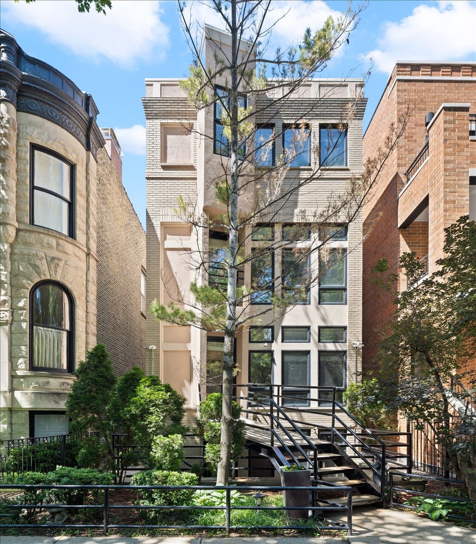 1st image of 930 W Wolfram St, Chicago, IL 60657 | MLS# 12707136