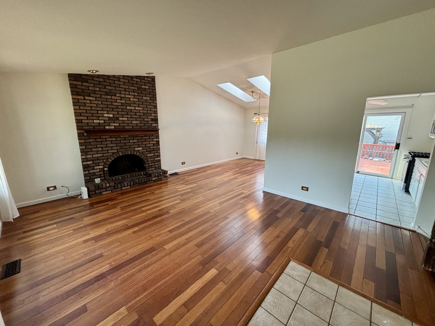 3rd image of 1450 Sturbridge Ct, Hoffman Estates, IL 60192 | MLS# 12707195