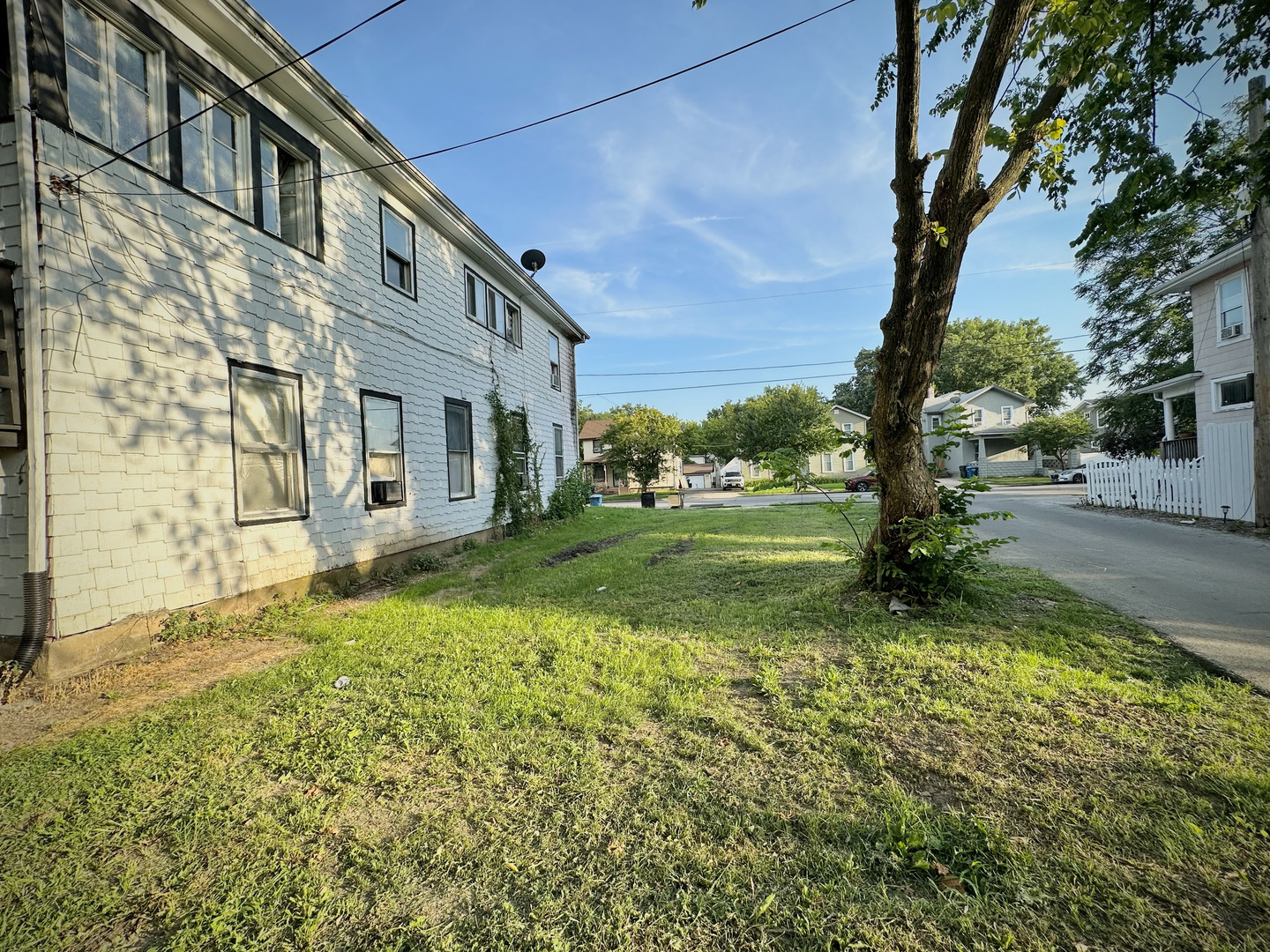 3rd image of 422 North Ave, Aurora, IL 60505 | MLS# 12707199