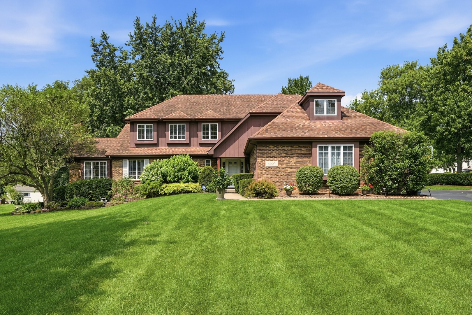Homes for sale in Burr Ridge, IL | 8100 Lake Ridge Dr, Burr Ridge, IL 60527 | MLS# 12707543