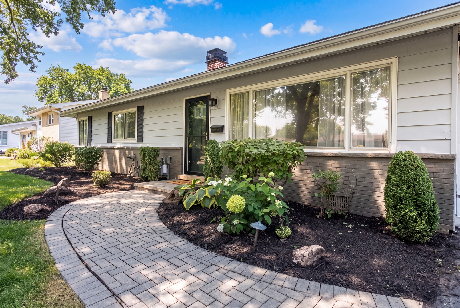 2nd image of 704 N Wilshire Dr, Mount Prospect, IL 60056 | MLS# 12707547
