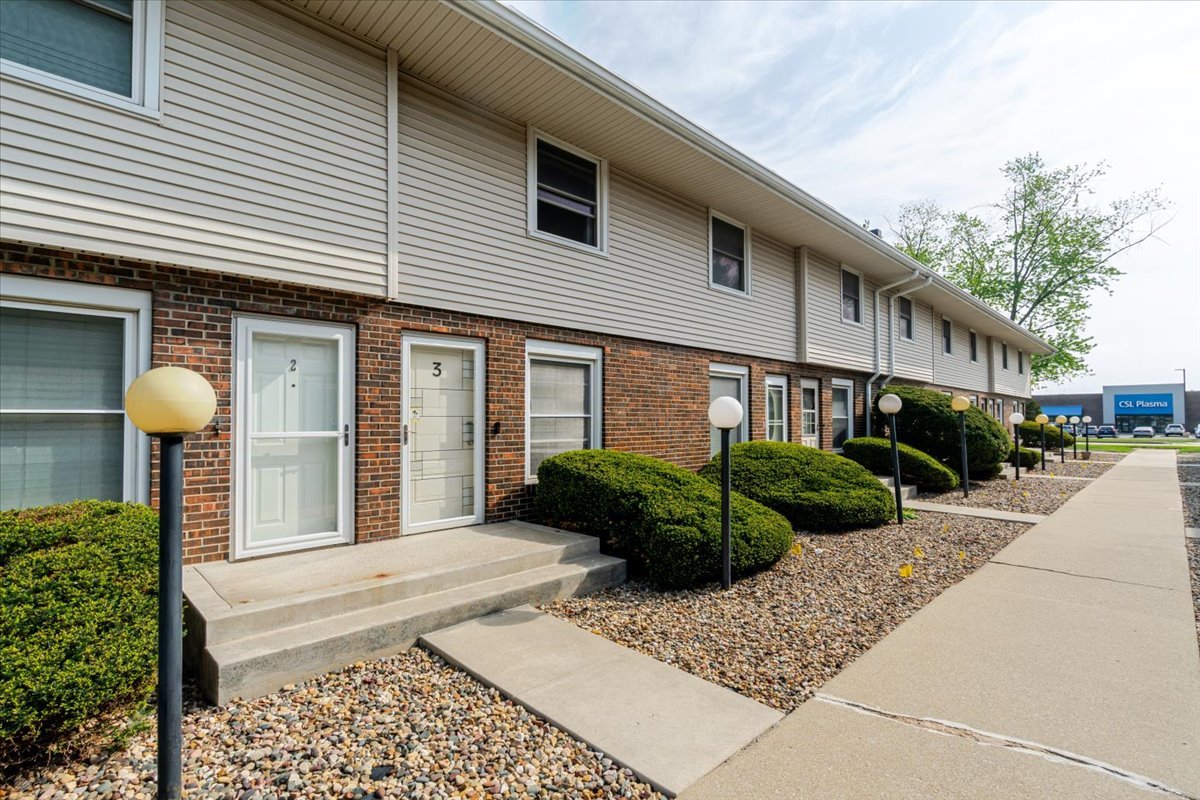 Homes for sale in Normal, IL | 103 S Towanda Ave #3, Normal, IL 61761 | MLS# 12707589
