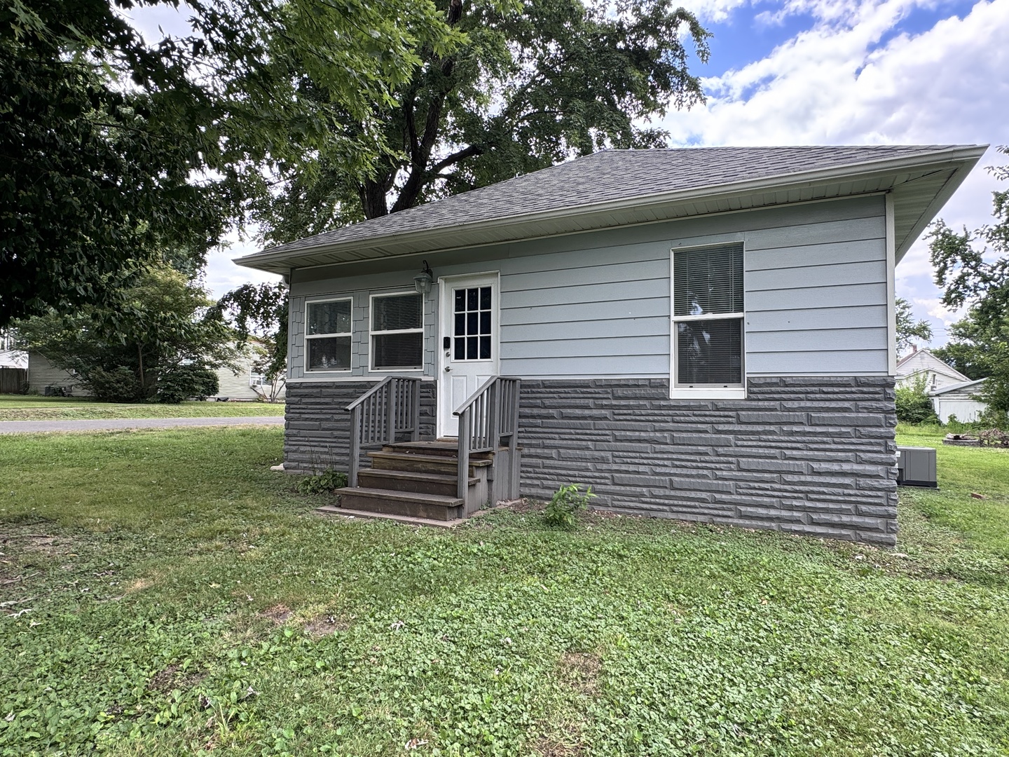 Homes for sale in Centralia, IL | 450 Bicknell, Centralia, IL 62801 | MLS# 12707675